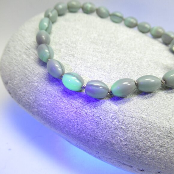 Vintage Uranium Glass bead bracelet - Picture 3 of 12